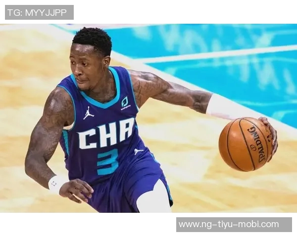 罗齐尔出庭时手铐脚镣加身穿着黄蜂队连帽衫引发关注 罗齐尔出庭时手铐脚镣加身穿着黄蜂队连帽衫引发关注